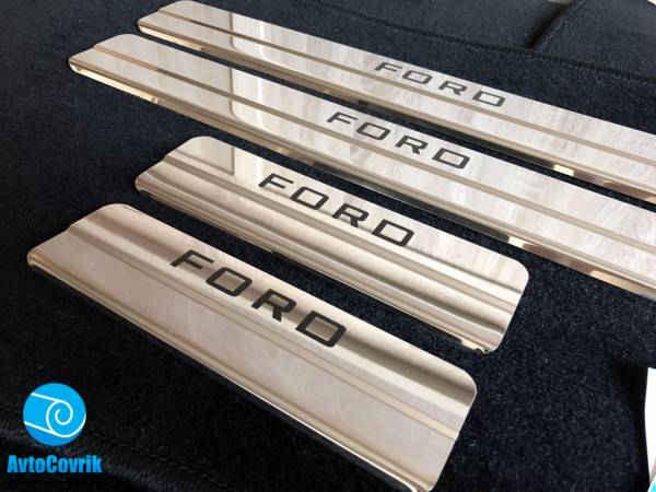 Накладки на пороги Ford Focus 3(Форд Фокус 3) ступенькой  надпись краской